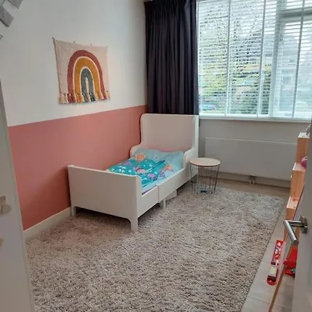 Σπίτι διακοπών Ruime Woning Aan Het Water Met Jacuzzi In Αλκμάαρ