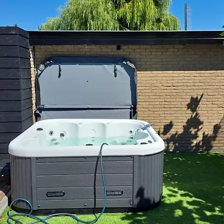 Nyaraló Ruime Woning Aan Het Water Met Jacuzzi In Alkmaar