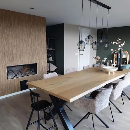 Ruime Woning Aan Het Water Met Jacuzzi In Nyaraló