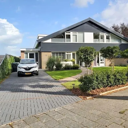 Ruime Woning Aan Het Water Met Jacuzzi In