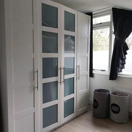 Nyaraló Ruime Woning Aan Het Water Met Jacuzzi In