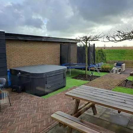 Ruime Woning Aan Het Water Met Jacuzzi In *