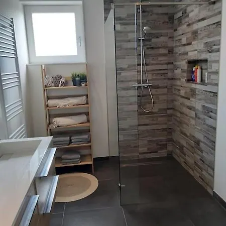 Nyaraló Ruime Woning Aan Het Water Met Jacuzzi In