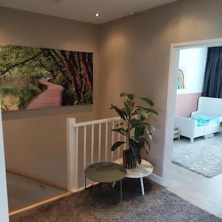 Ruime Woning Aan Het Water Met Jacuzzi In *