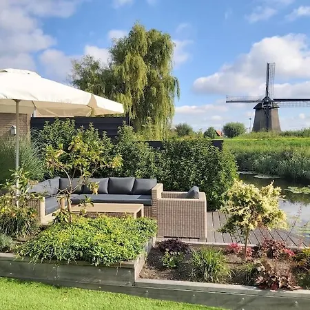 Ruime Woning Aan Het Water Met Jacuzzi In Nyaraló